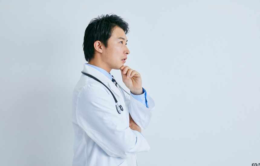医師が生成AIのリスクを確認しているイメージ